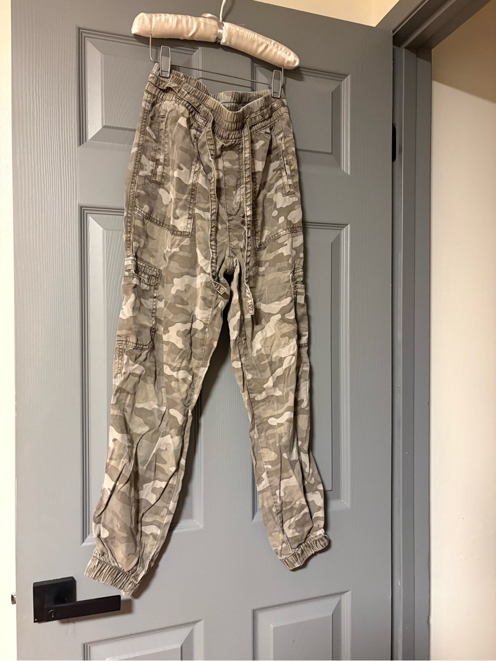 Camouflage Cargo Jogger Pants in Beige Camo American Eagle XS